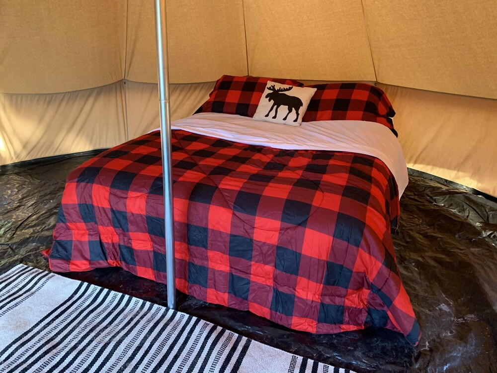 Sunset Suites 906 Cozy 200 square foot bell tent. Pet friendly. Off