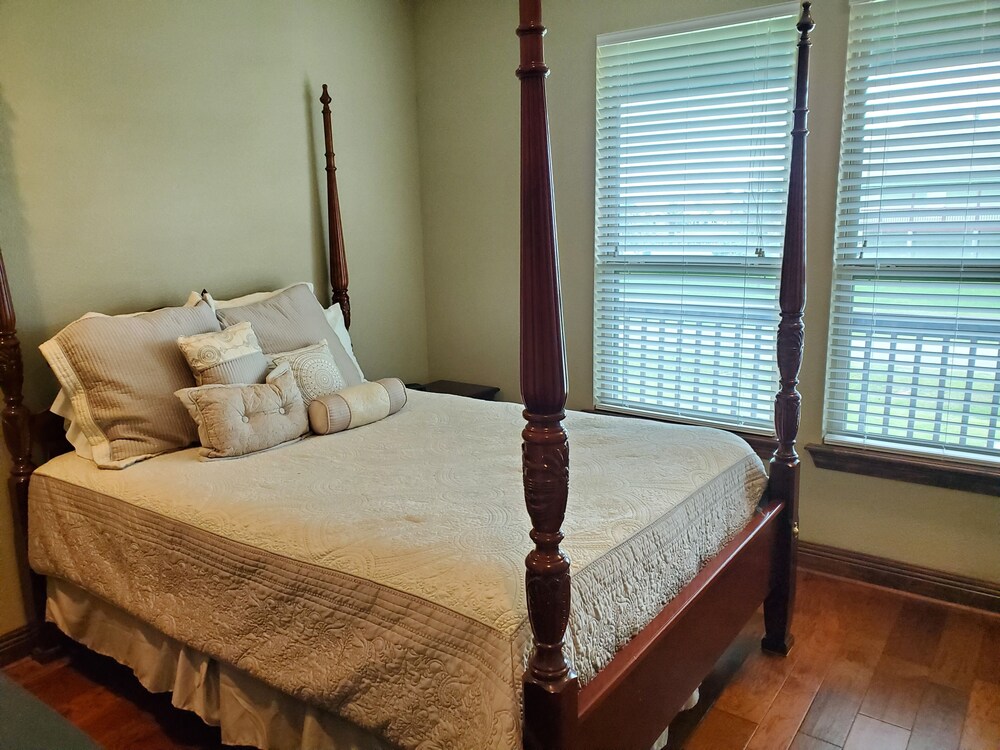 Wonderful Bayhouse In Anglers Bay Subdivision on Canal,4 bedroom,2