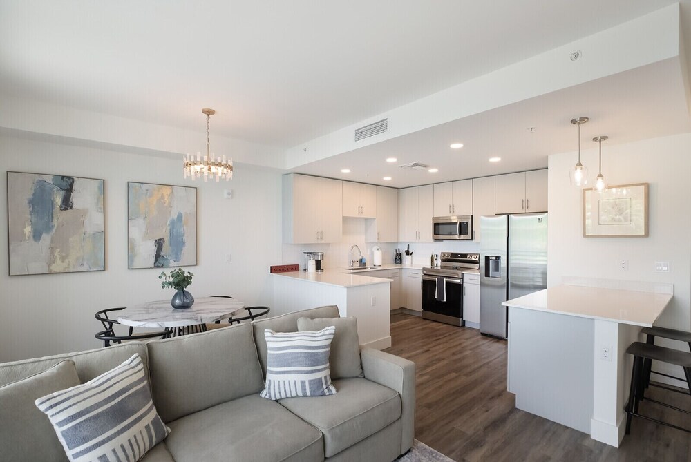 2BR 2BA Downtown Sarasota, Waterfront Views, Patio, Resort Pool, Kayaks