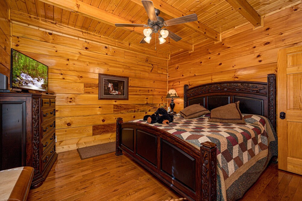 Curated visual reference: Luxury Cabin With Private Outdoor Hot Tub And Access To Photo Inspiration