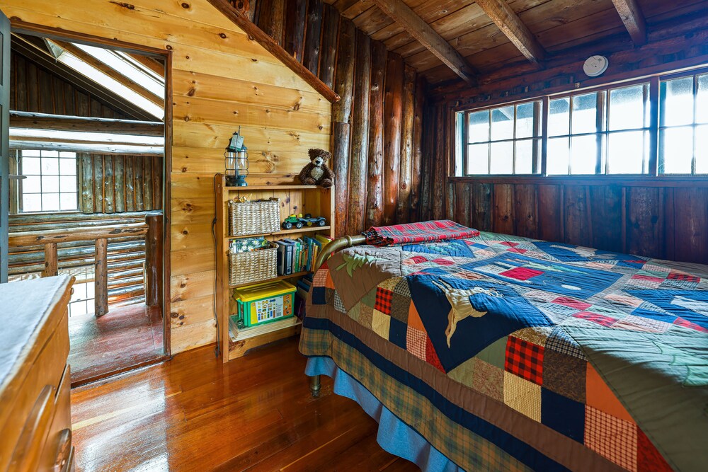 Quintessential Maine Lake House, 280Ft of Waterfront, near Acadia & Bar