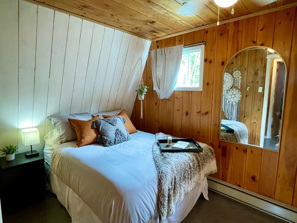 Paradise cove lakefront cottage with Hot Tub East Dalhousie Vrbo