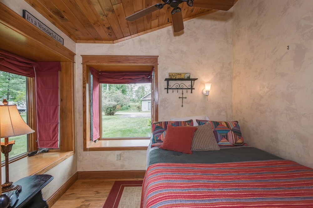 Cozy house just feet from the water. "Lake Life" 70 minutes from Maple