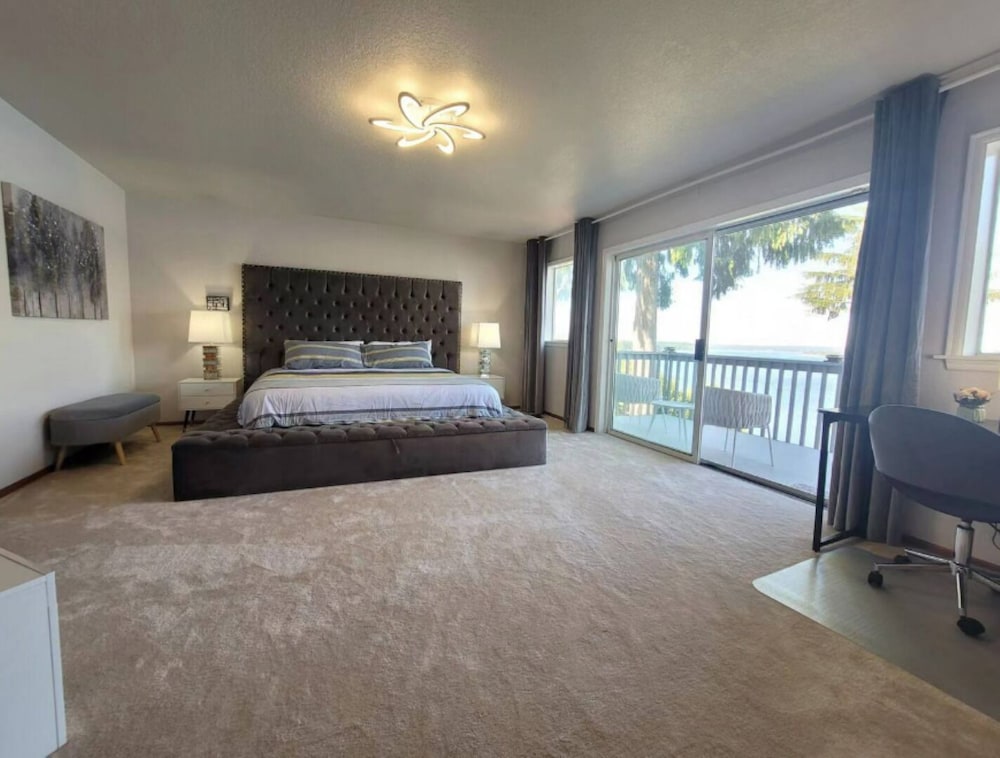 Waterfront home with Hot Tub and breathtaking Mt Rainier view