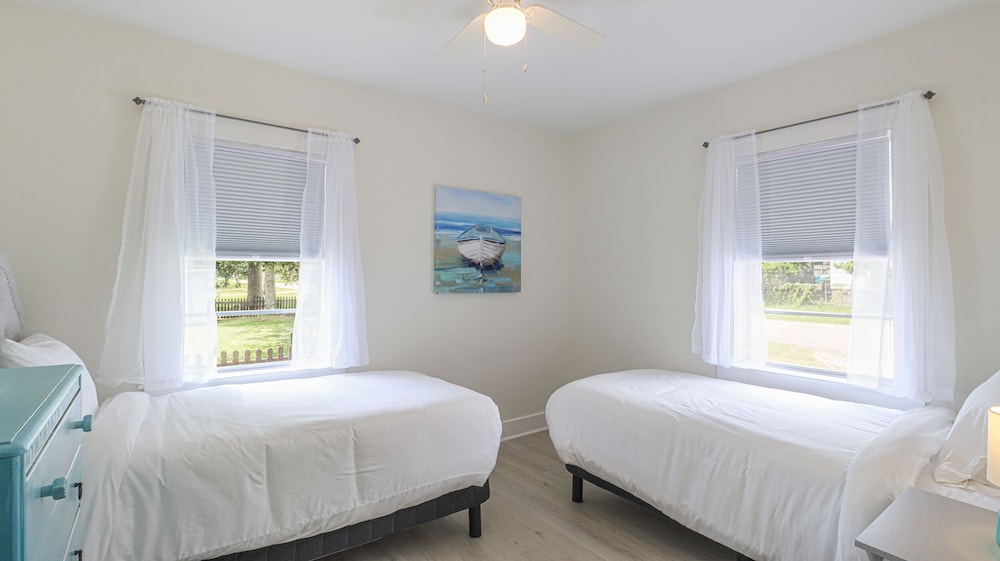 RELAXING & QUAINT! Walk to Beach, Fenced in Yard, Updated, Clean, Pet