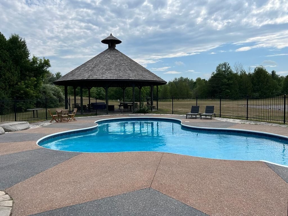 Estate by city of Cambridge on 5 acres, 6 bedrooms, pool, tennis court