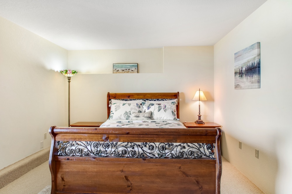 Newly updated waterfront home with gas grill, fast WiFi, stunning views