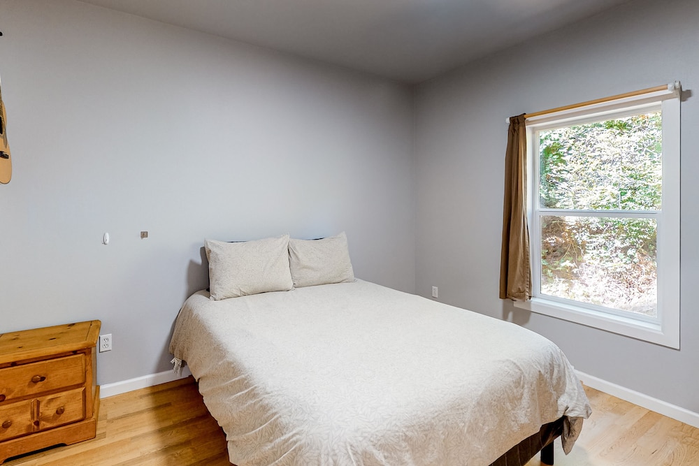 Private, quiet, dogfriendly home with firepit, 1/4 mile from Heceta