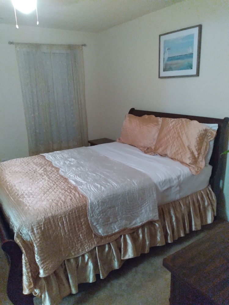 American Colonial House near beach waterfront & shopping center