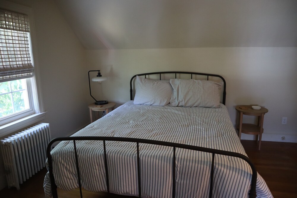 5 Min from Airport 10 Min from Providence! Cozy 2nd Floor Apartment