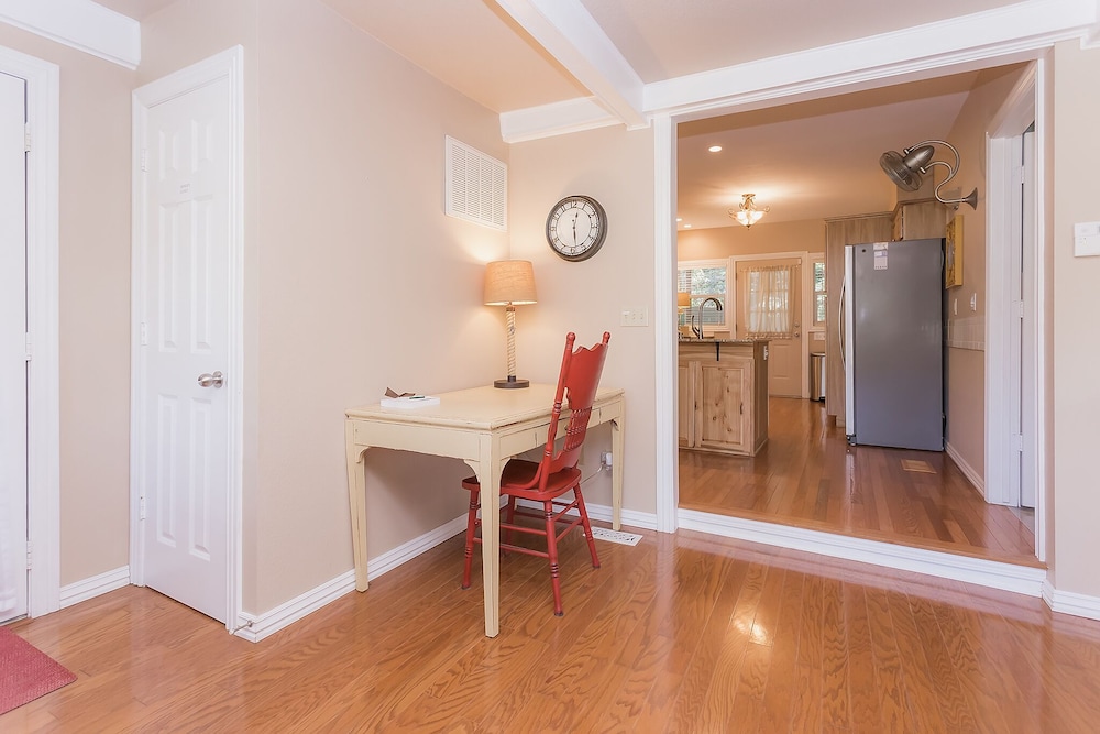 Serene and beautiful, Lakeview, outside games and kayaks, workspace