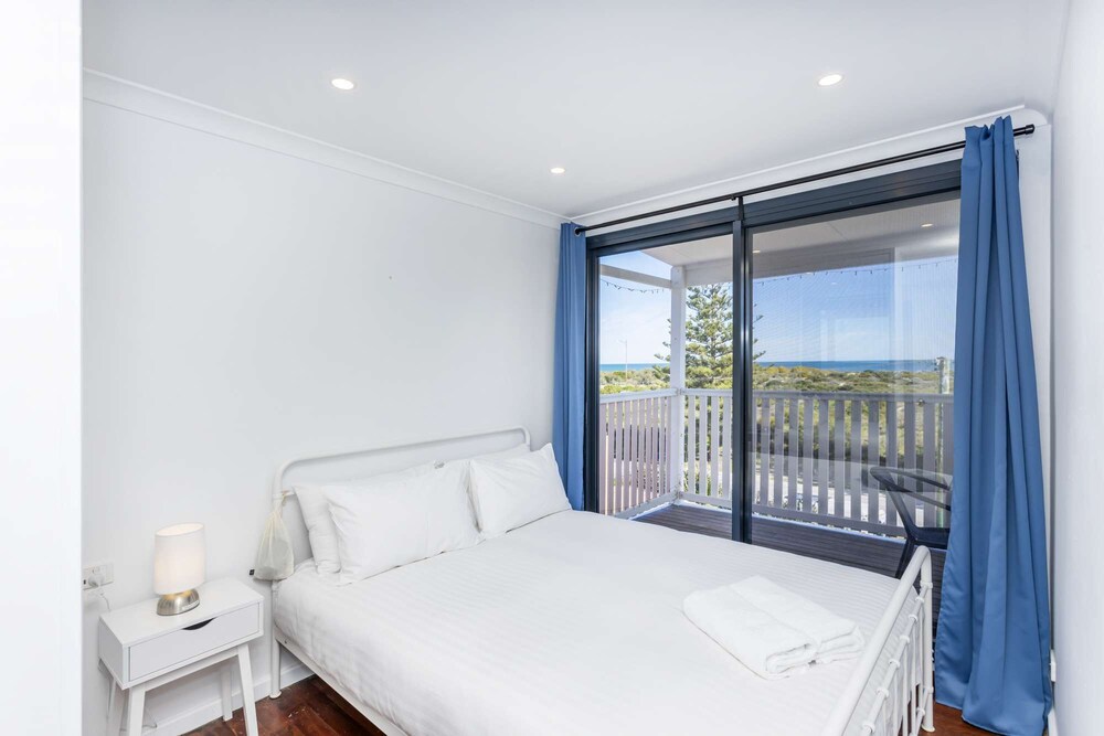 Absolute beachfront! Newly renovated Hamptons style. PET FRIENDLY & free WIFI! Perth Vrbo