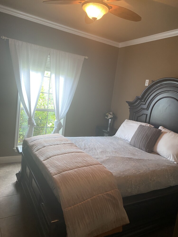 Lakehouse getaway on lake Bob Sandlin, with private boat ramp and