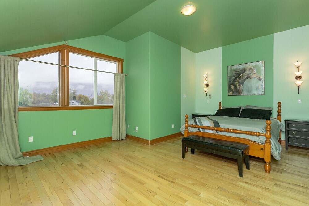 Perfect Farmhouse on 4 acres in Cowichan Bay! Great gathering place