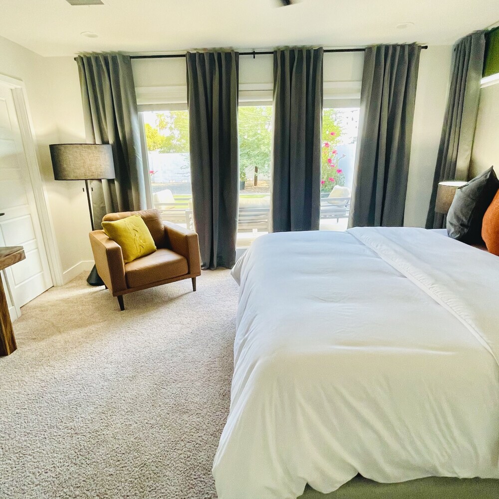 NEW! Accentuated MidCentury Modern Design 4BR/3BA Phoenix Vrbo