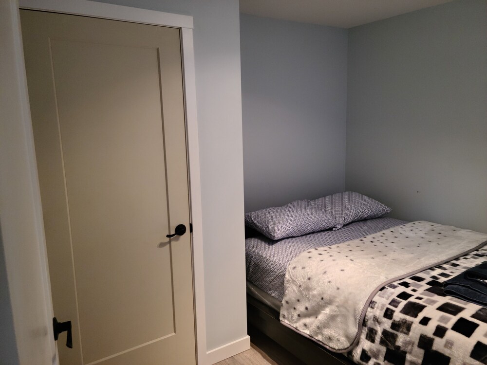 Cheerful 1bedroom home with free parking Lethbridge Vrbo