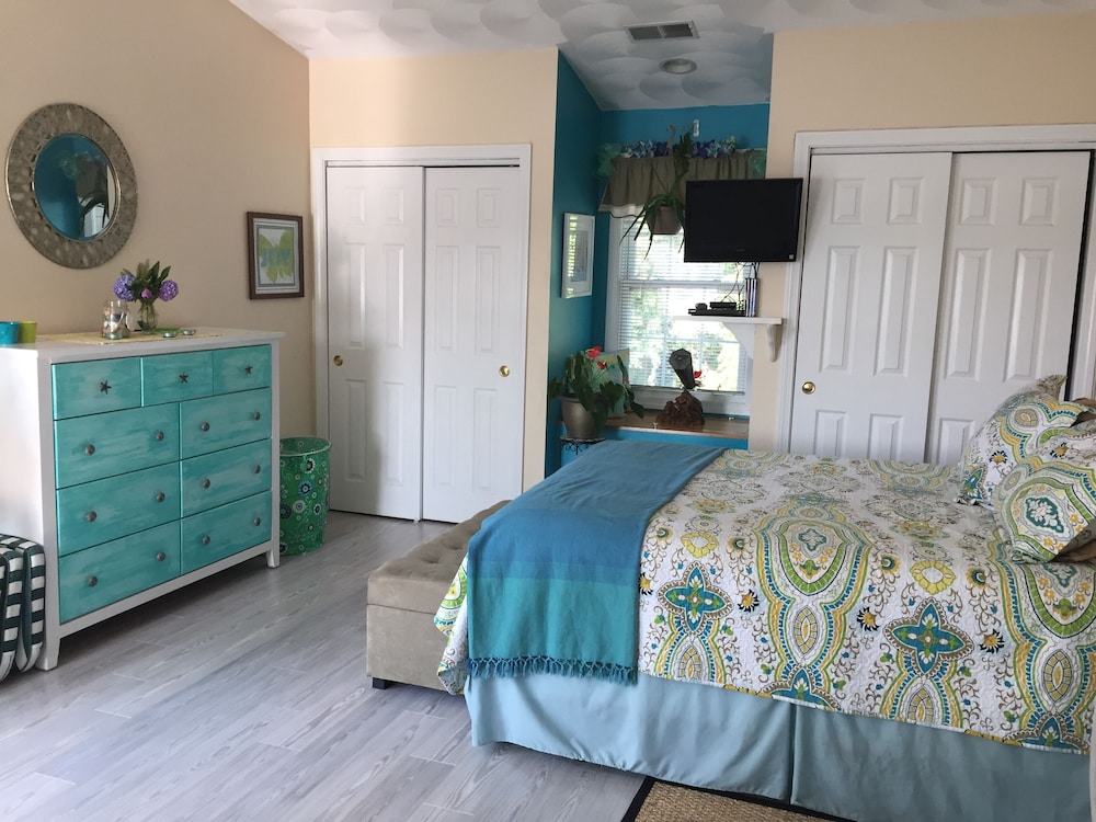 Nautical, romantic suite w/deck overlooking Warwick Neck Cove, pet