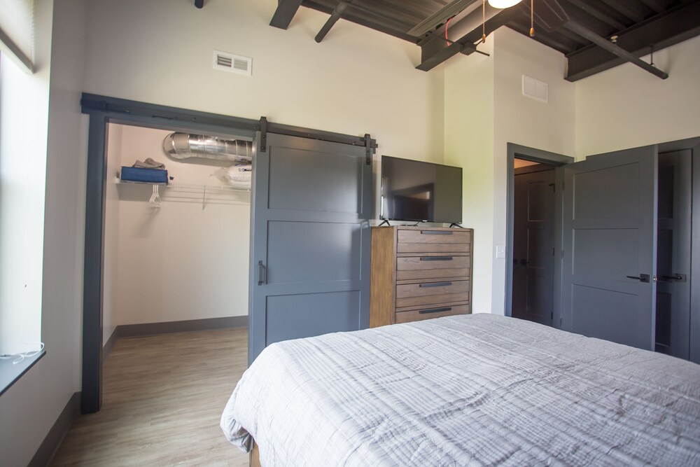 The Best of Kalamazoo Spacious brandnew downtown apartment. Kalamazoo Vrbo