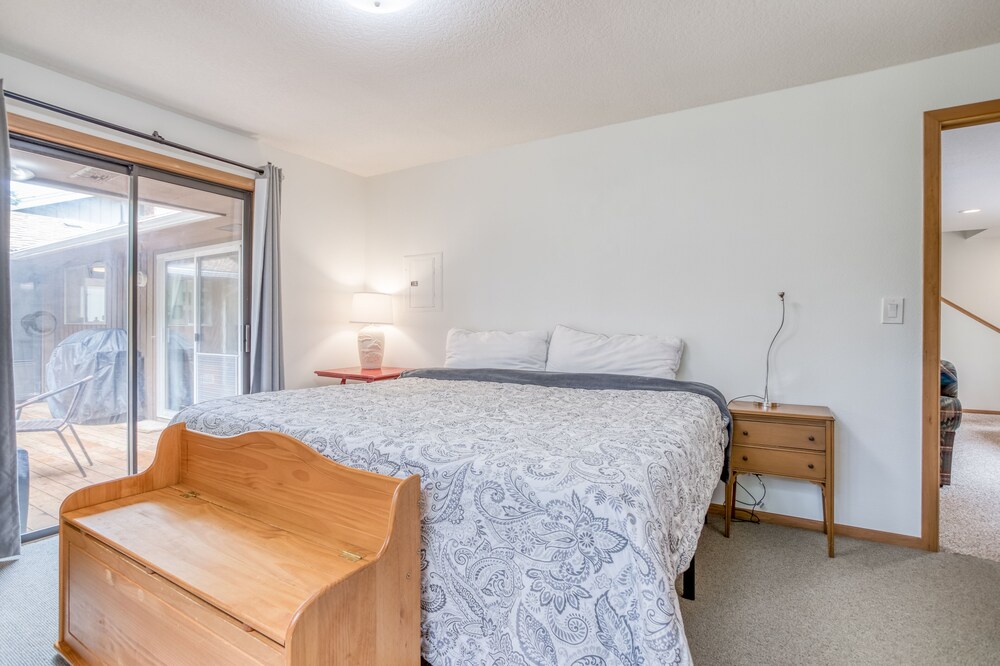 Familyfriendly Home on Manzanita Golf Course has Forest Views, Walk to