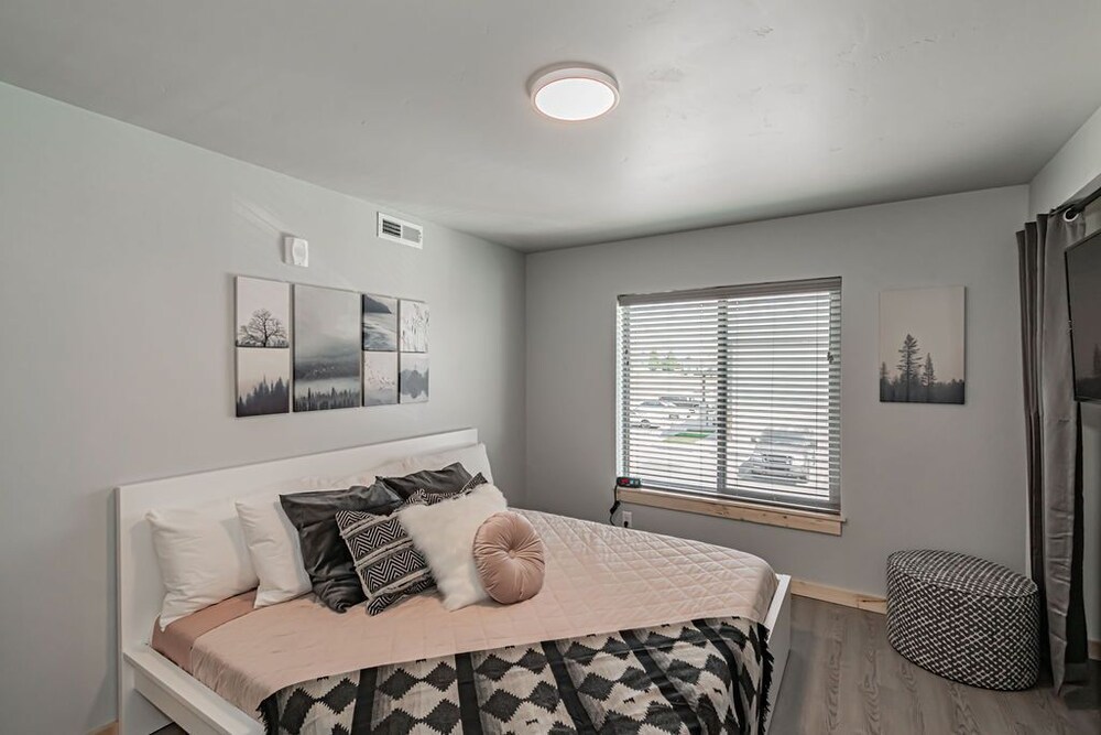 Pet Friendly!!Heart of Rexburg close to Jackson Hole,Yellowstone Nat