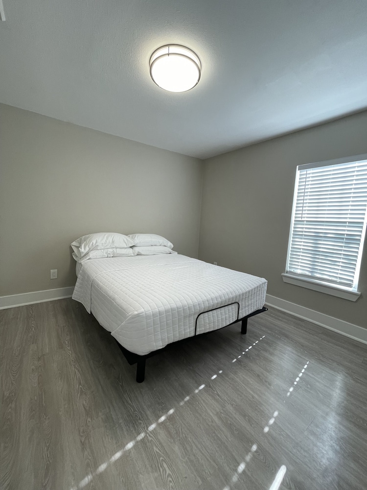 Adorable 2 bedroom guest house! Minutes from downtown Houston Vrbo