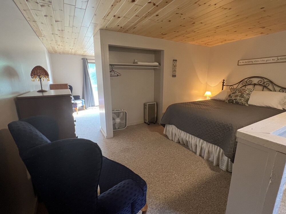 Cozy affordable cottage near shopping, restaurants and trail access