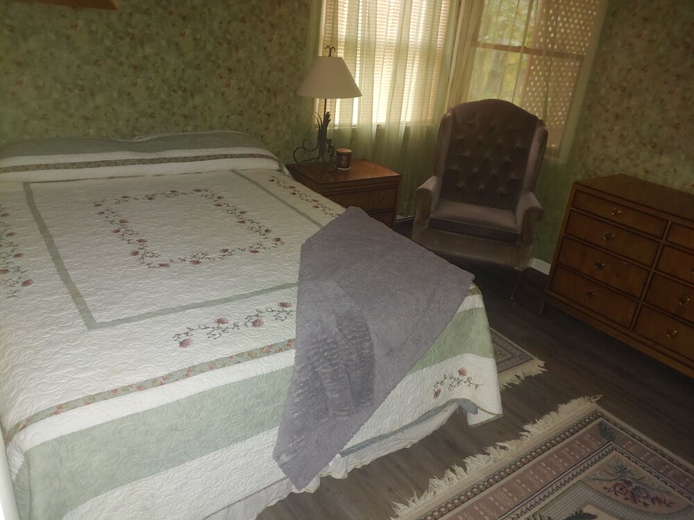 Beautifully remodeled retreat. 3 mins from Letchworth Mount Morris Vrbo