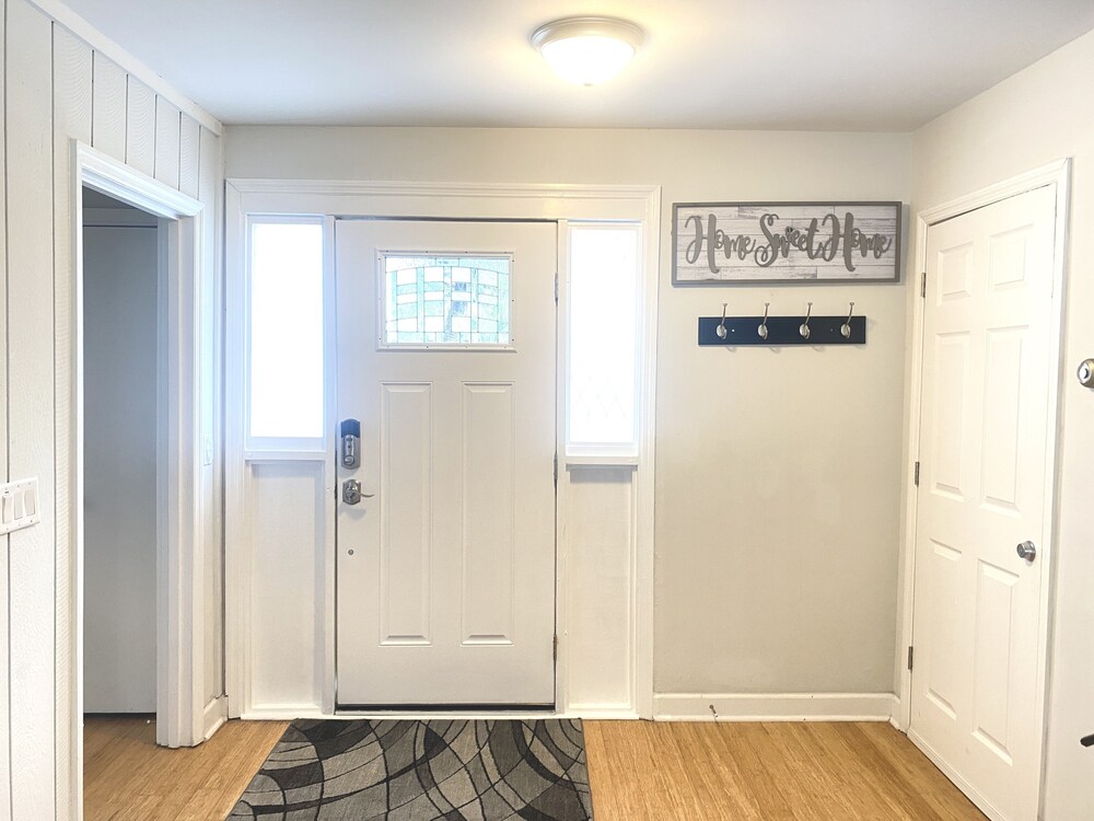 Centrally Located Townhouse! Spacious 4 BR Near Beaches and Downtown