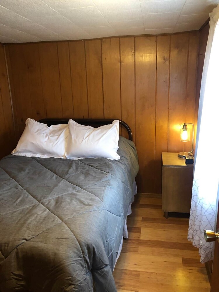 Rolling Stone Lakeside Cabin 2 East Shore Resort 2 Bedrooms Pearson
