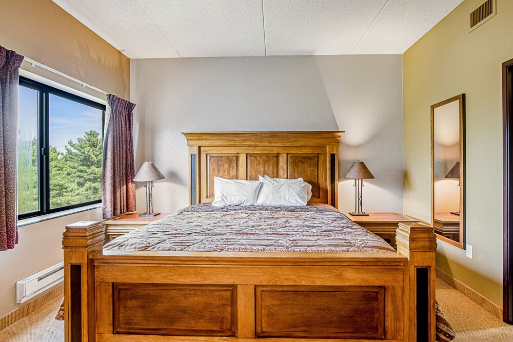 Enchanting condo with fireplace, private hot tub, full kitchen & central AC Wisconsin Dells Vrbo