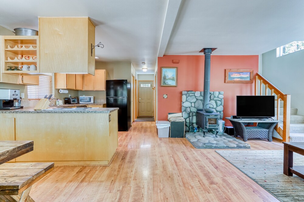 Dogfriendly lodge on 1 acre with deck & woodstove walk to Deschutes