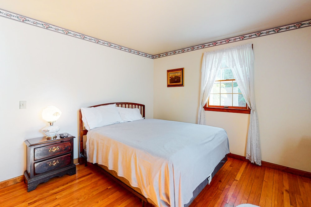 Delightful, dogfriendly home with private deck, grill, outdoor dining