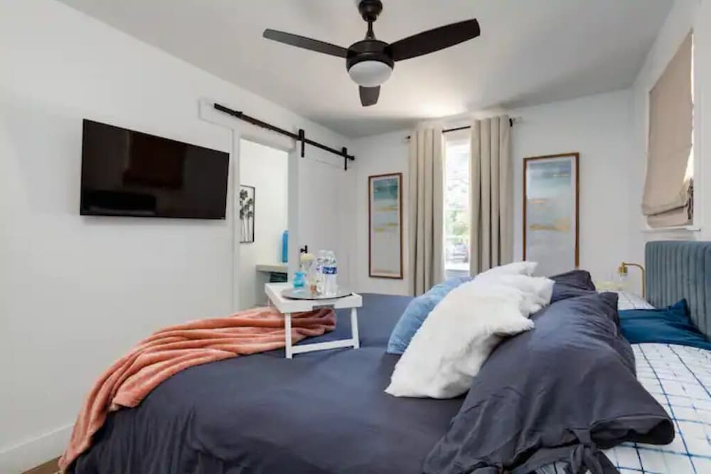 Cozy King Blue H2O Staycation , Stock Tank Pool, Hot Tub, Fire Pit Pets