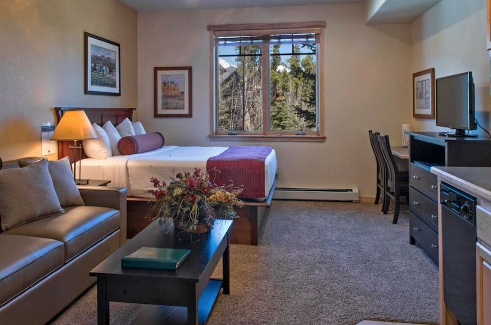 SkiIn/SkiOut Grand Timber Lodge Retreat+Amenities, 2BD Suite, Sleeps