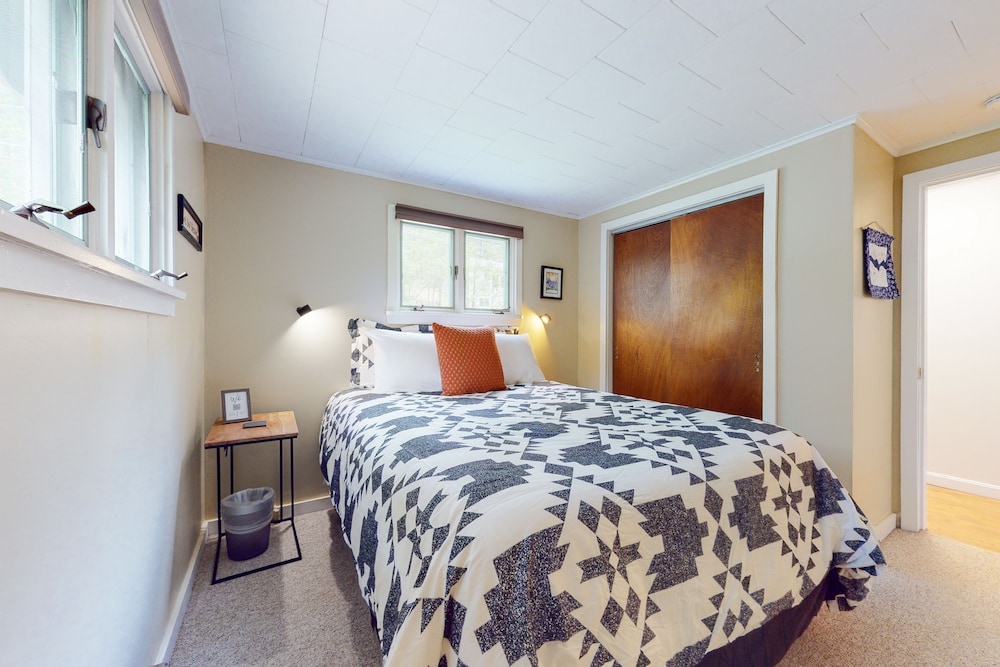 Dogfriendly, waterfront home on the Saco River with private hot tub & fireplace Glen Vrbo