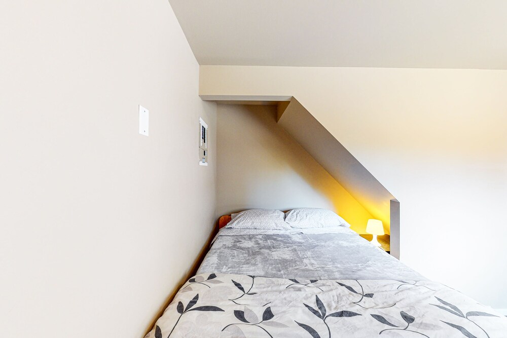 Rustic lakefront resort log cabin with deck, and full kitchen