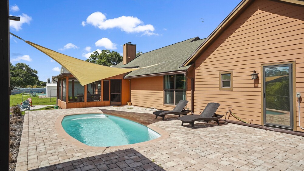 Spectacular home with outdoor POOL and LAKE view (62nd St N) Pinellas