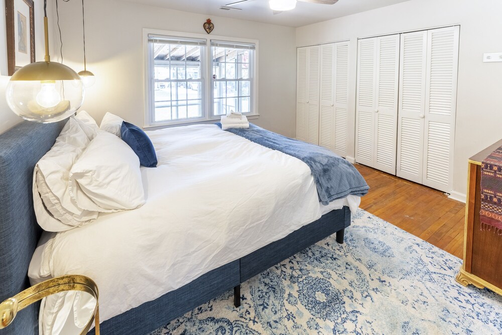 IOP Beach House, New Ren, Close to Connector, 2 Blocks to Beach, Dog