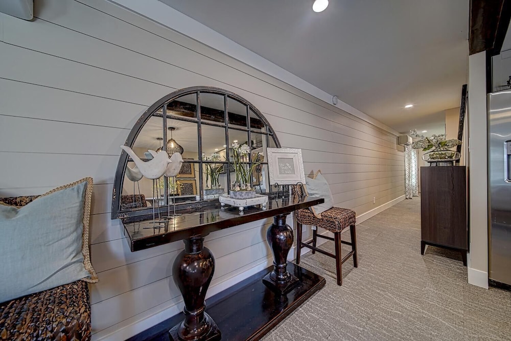 InTown Luxury Town Square Condo king Bed & W/D Blairsville Vrbo