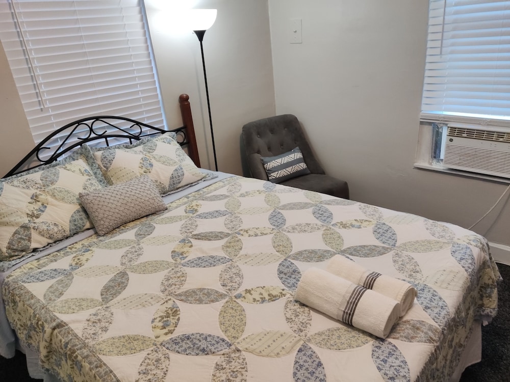 Entire Home/Firm Queen Bed/3 Mile to Downtown Indy Indianapolis Vrbo