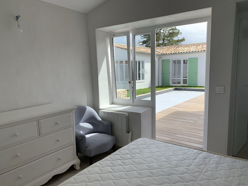 Charming guest house plus independent bedroom with private pool on the