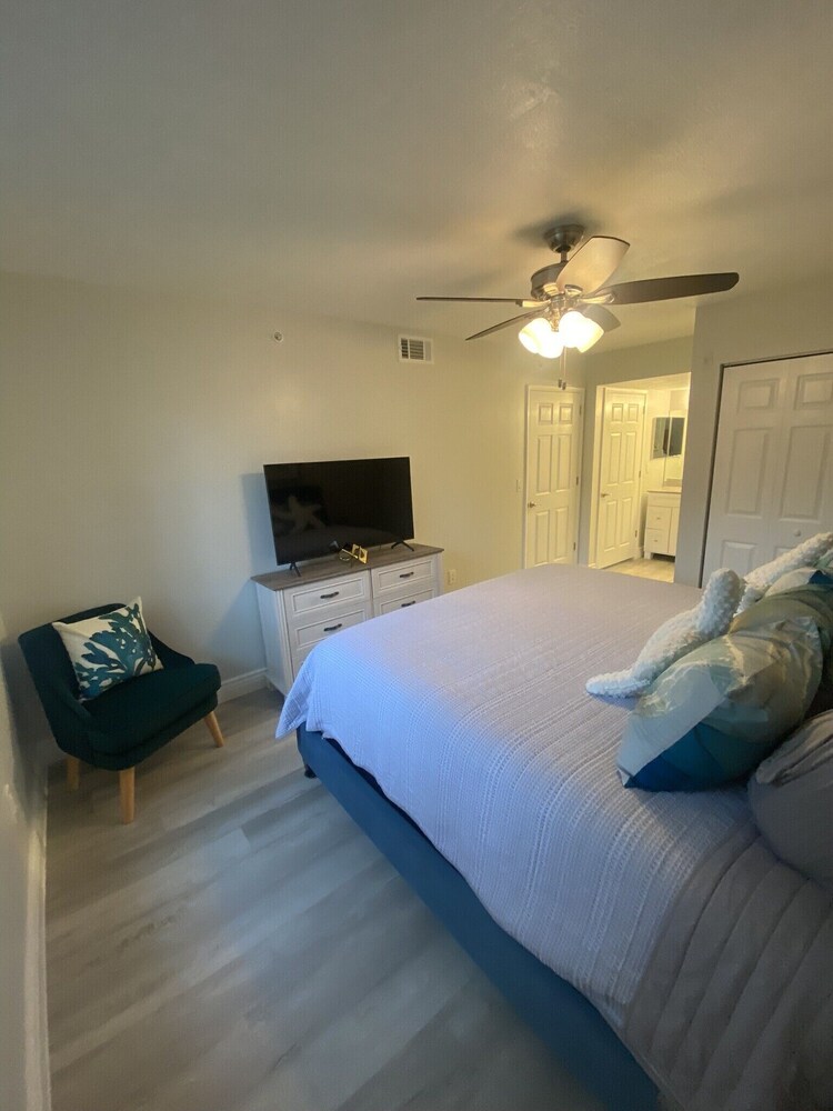 Photo inspiration: Gallery Detail: Bright Cozy Private Condo East Naples 1B1B Fully Remodeled East