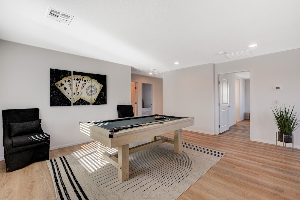 Cheerful 4 Bedroom Home w/ Indoor Fireplace North Las Vegas Vrbo