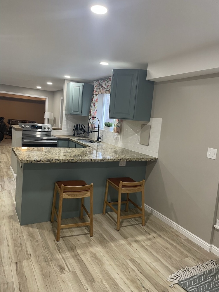 Luxury Basement Apartment with Private Entrance. Play with Farm Animals