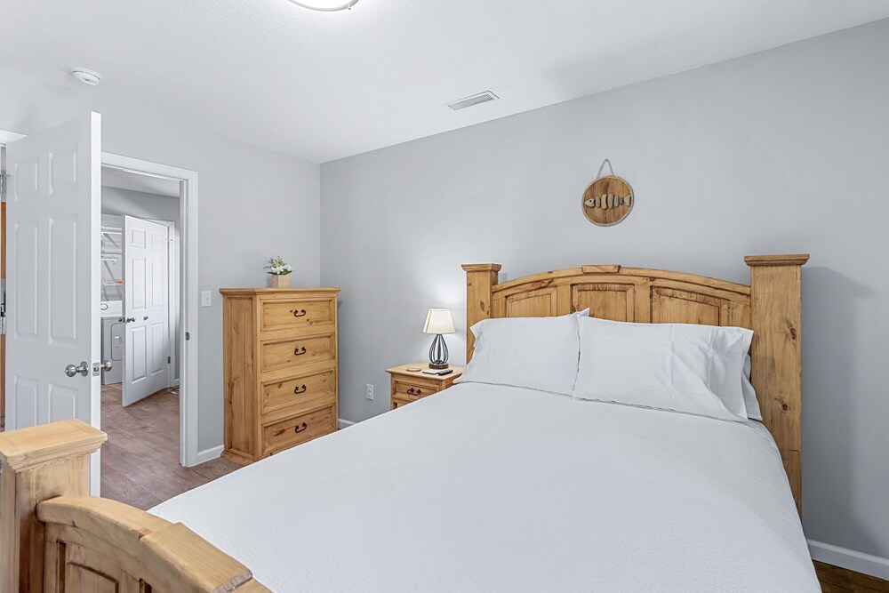 Relaxing, family friendly lodge by the lake. Ten Mile Vrbo