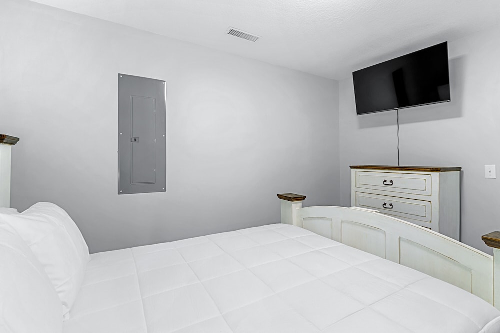 2 bedrooms, 2 baths, 1000 sq ft lodge close to the lake. Ten Mile Vrbo