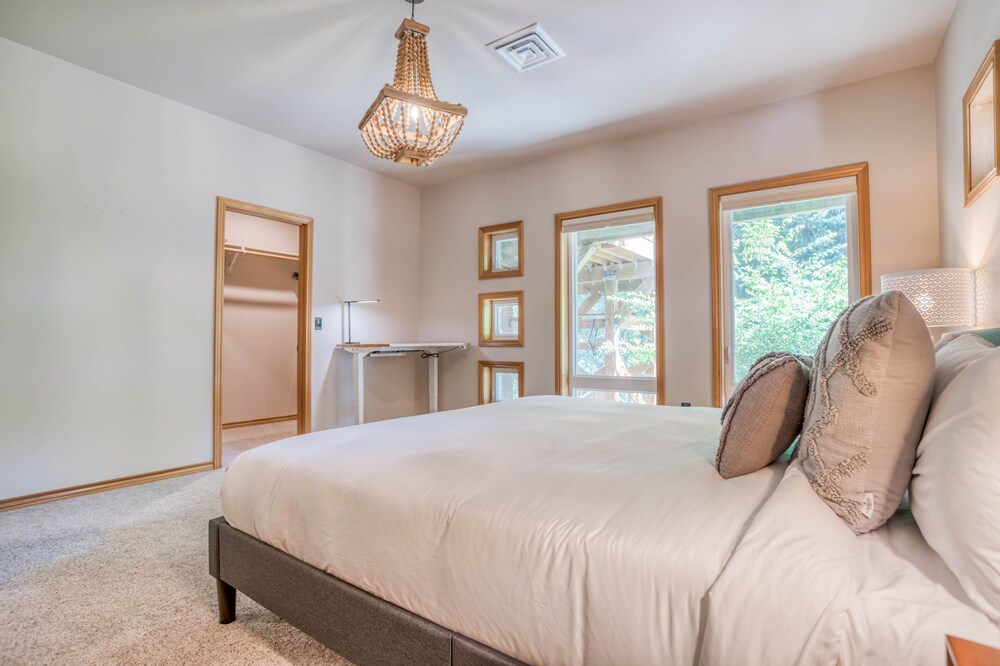 Pelican Crest! Fantastic Custom OceanView Home Near Neskowin has Deck