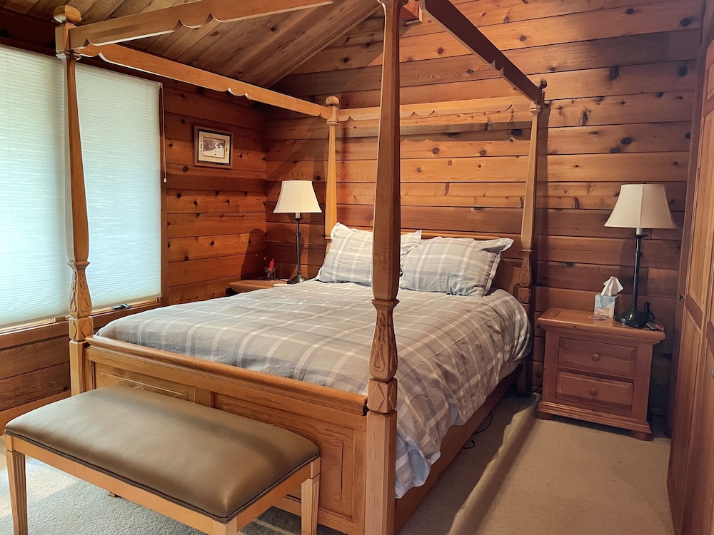 10 Stag Lane Family/Dog Friendly Cabin, across from tubing hill and