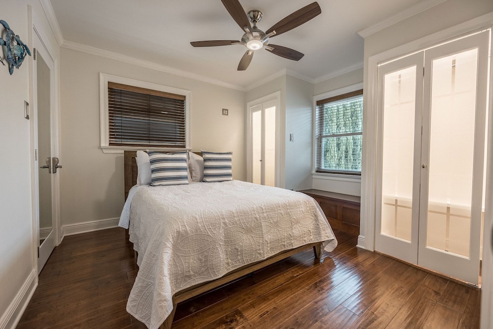 POOL & HOT TUB! Minutes to Beach! Close to Biloxi & Casinos! Backyard