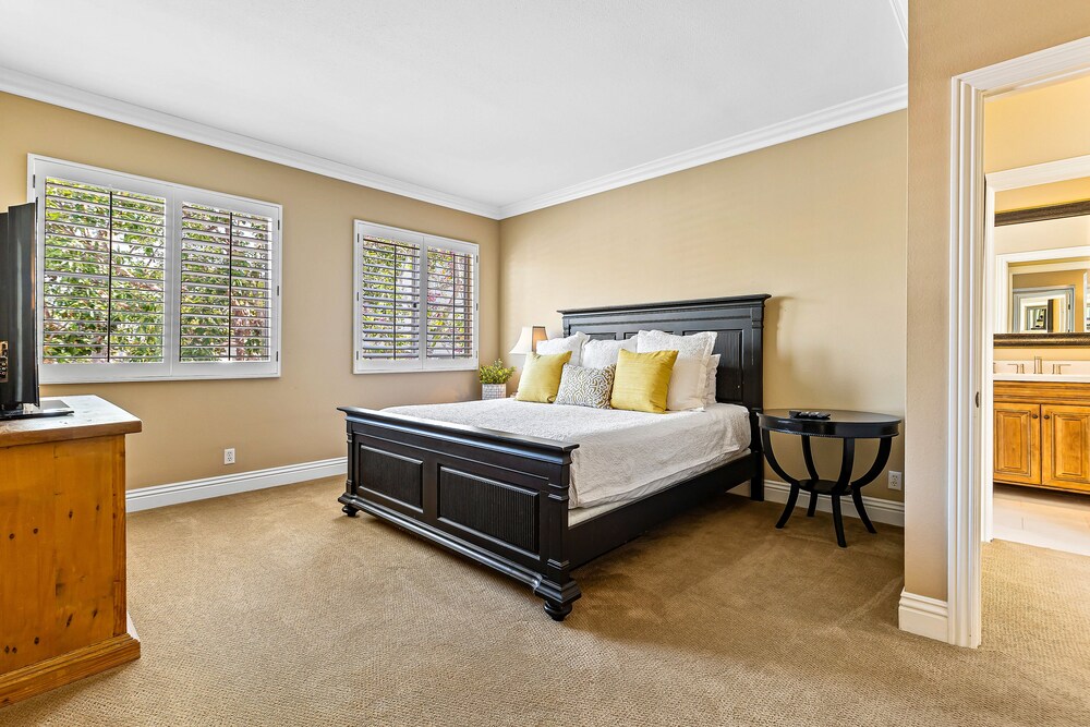 Secluded townhome with partial ocean views, patio, gas grill, pool